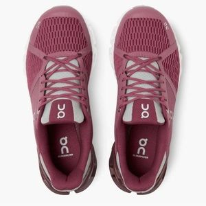 On Running Women's Cloudflyer Shoes - Magenta / Mulberry size 7.5